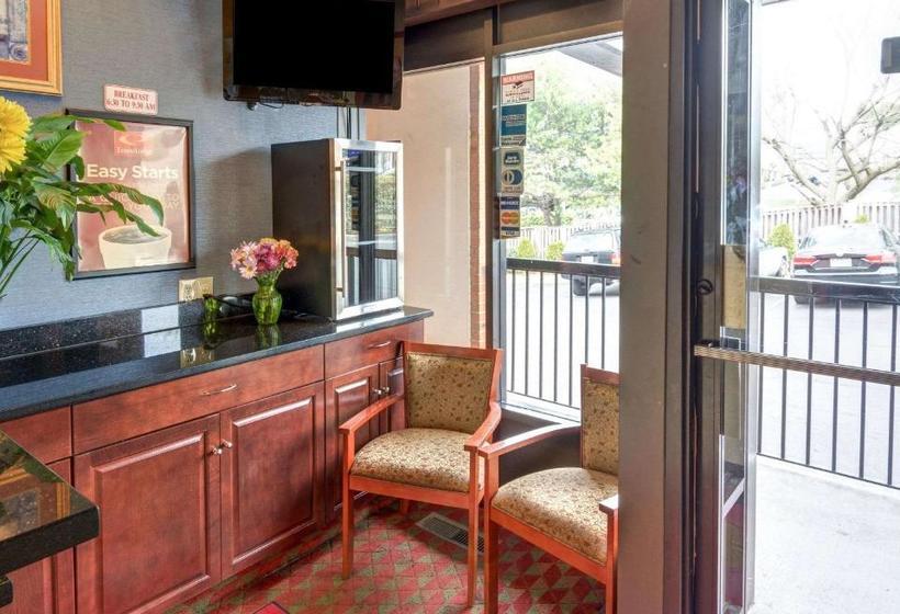 ホテル Red Carpet Inn By University Of Maryland