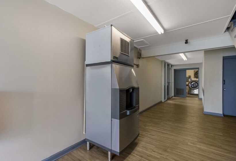 Отель Econo Lodge Cherry Point