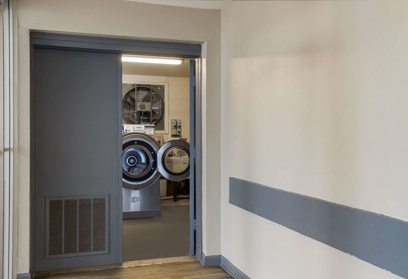 Отель Econo Lodge Cherry Point