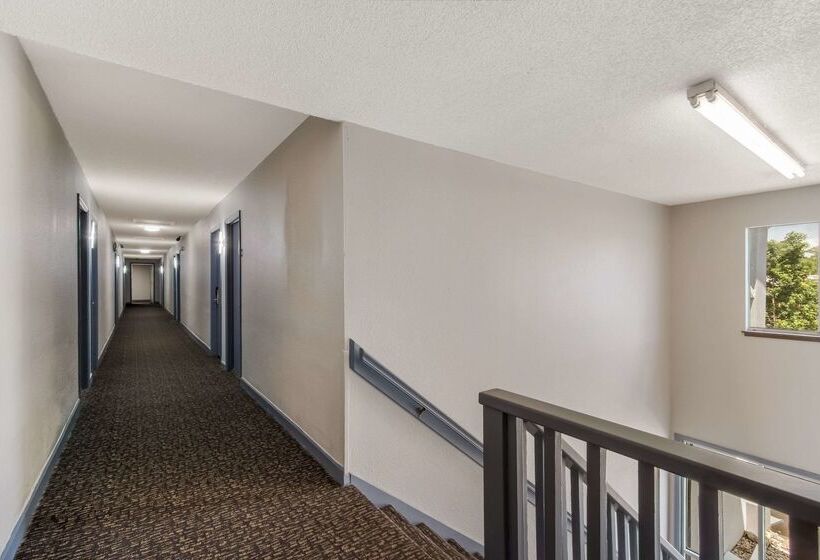 Отель Econo Lodge Cherry Point