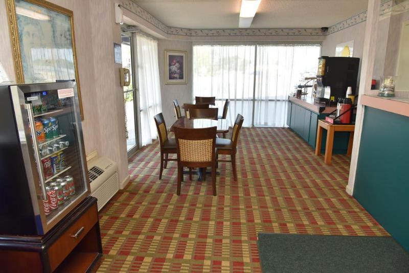 Отель Econo Lodge Cherry Point