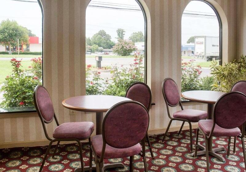 هتل Econo Lodge Chesapeake Route 13 And I 464