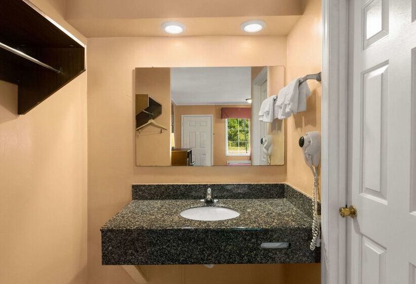 فندق Econo Lodge Cornersville