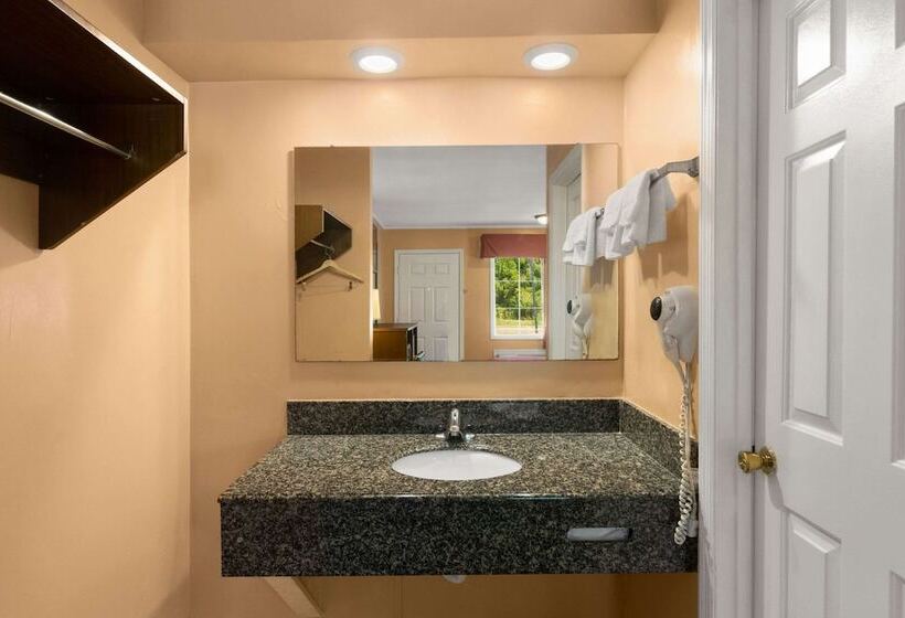 فندق Econo Lodge Cornersville