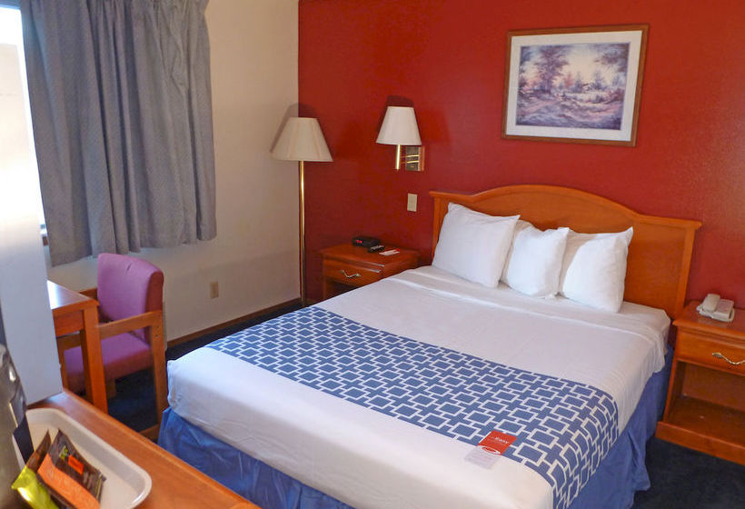 Отель Grizzly Inn