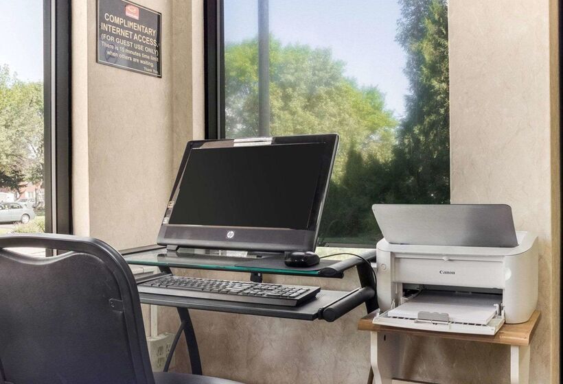 Отель Econo Lodge Grand Forks