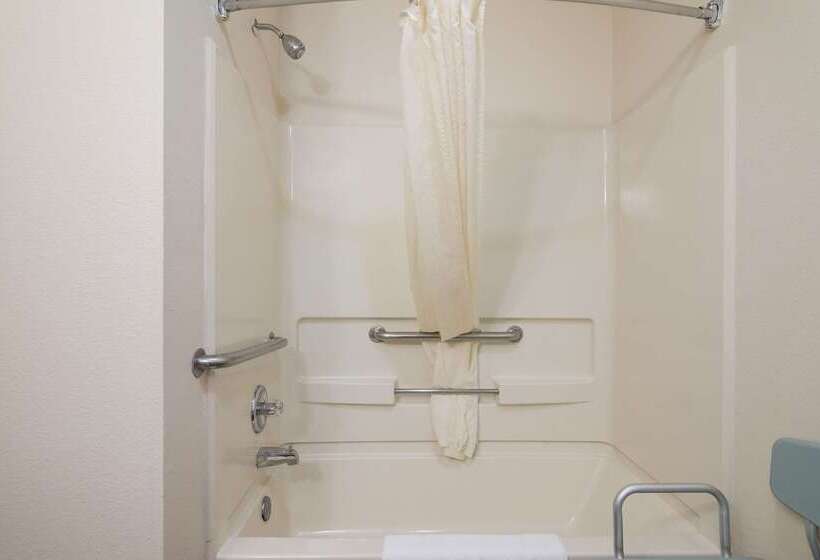 Отель Econo Lodge Grand Forks