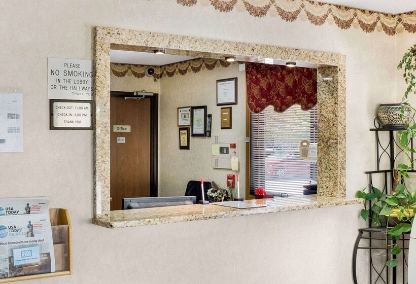 בית מלון כפרי Econo Lodge  Grand Forks