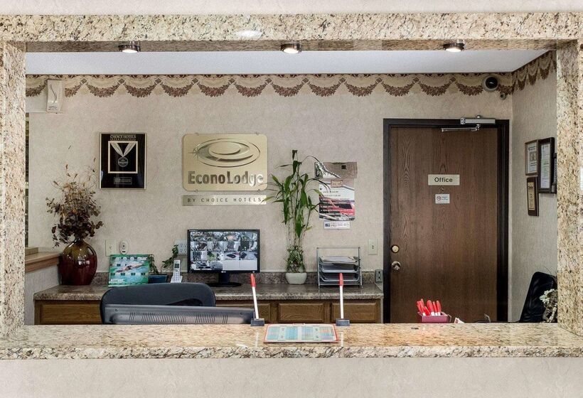 Отель Econo Lodge Grand Forks