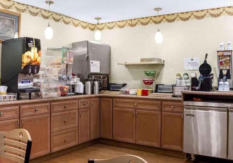 Отель Econo Lodge Grand Forks