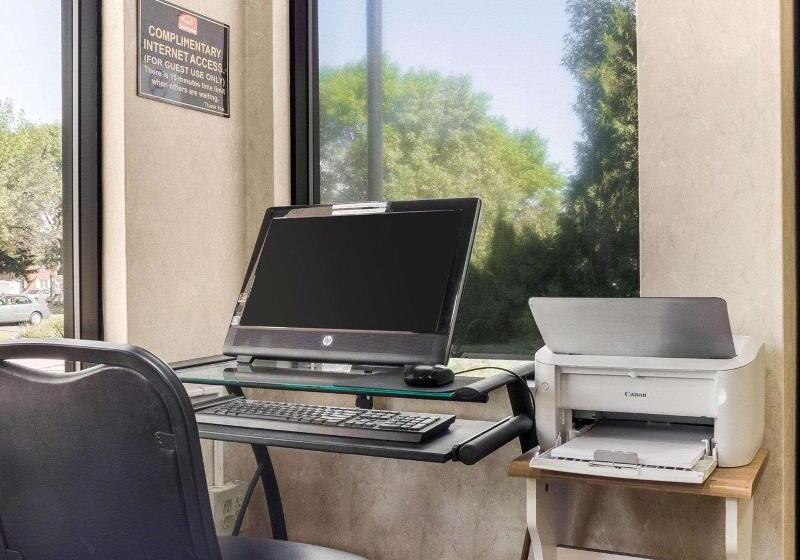 Отель Econo Lodge Grand Forks