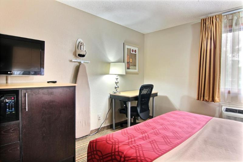 Отель Econo Lodge Grand Forks