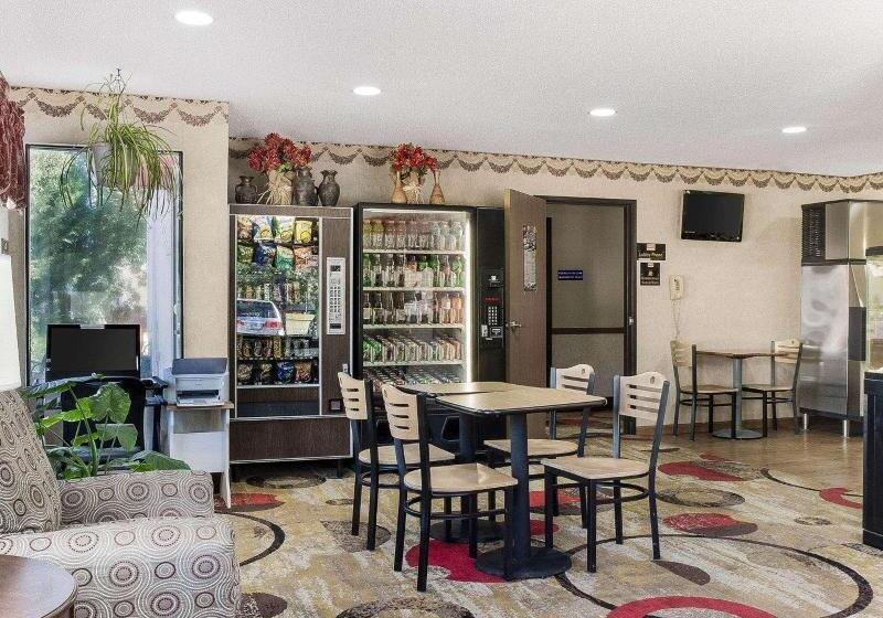 Отель Econo Lodge Grand Forks