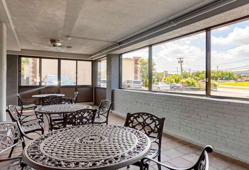 בית מלון כפרי Econo Lodge