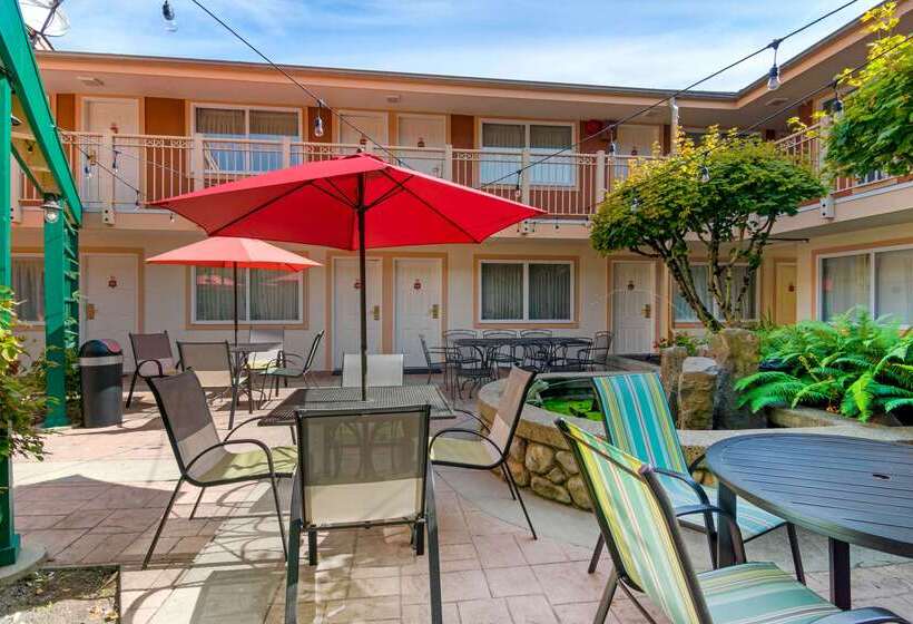 호텔 Econo Lodge Inn & Suites