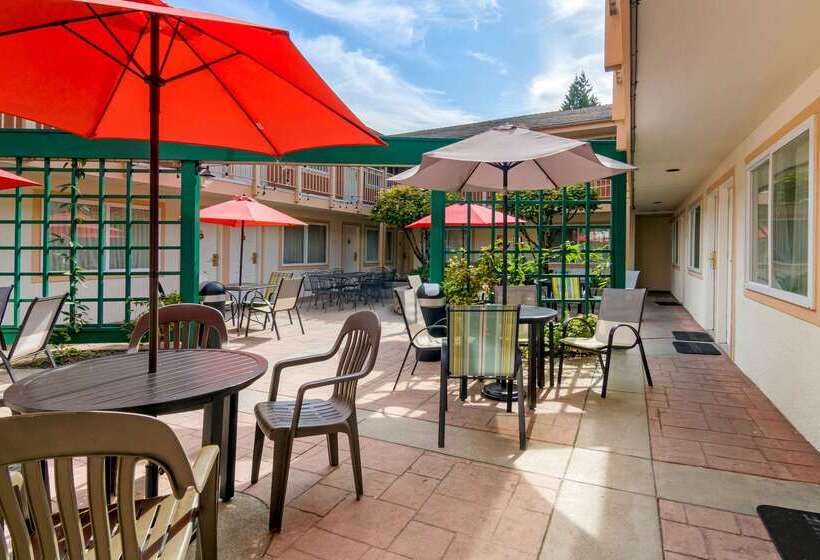 호텔 Econo Lodge Inn & Suites