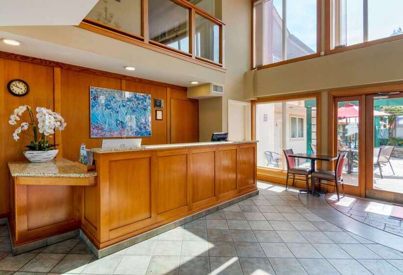 호텔 Econo Lodge Inn & Suites