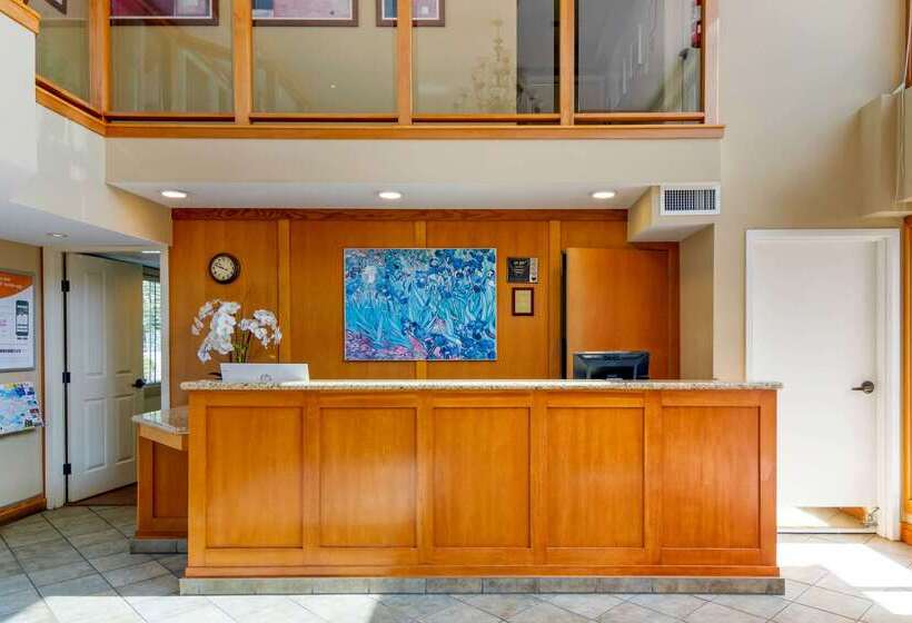 호텔 Econo Lodge Inn & Suites