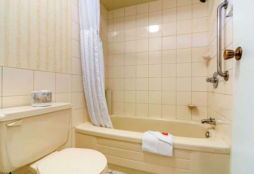 호텔 Econo Lodge Inn & Suites