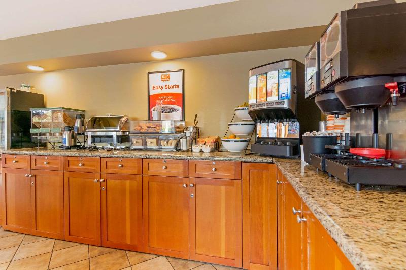 호텔 Econo Lodge Inn & Suites