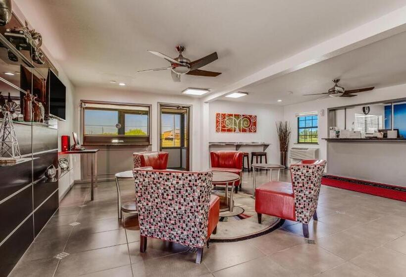 فندق Econo Lodge Inn & Suites