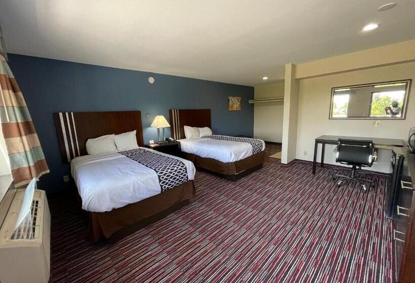 فندق Econo Lodge Inn & Suites