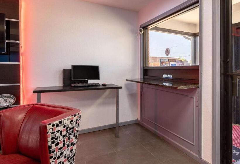 فندق Econo Lodge Inn & Suites