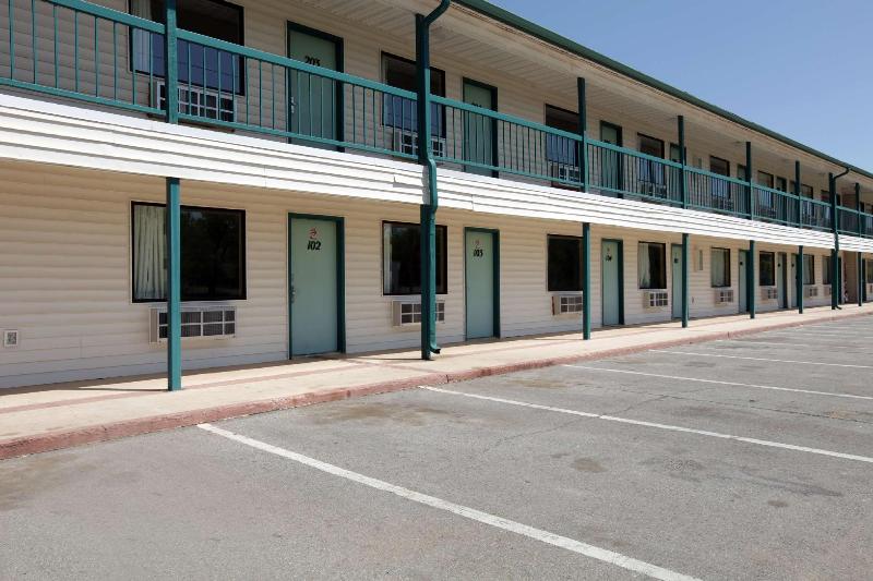 هتل Econo Lodge Inn & Suites