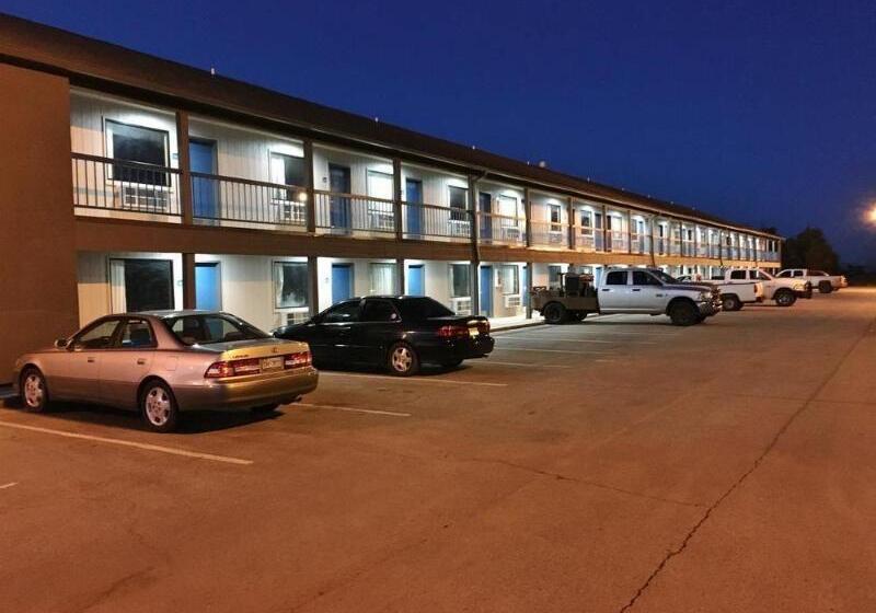 فندق Econo Lodge Inn & Suites