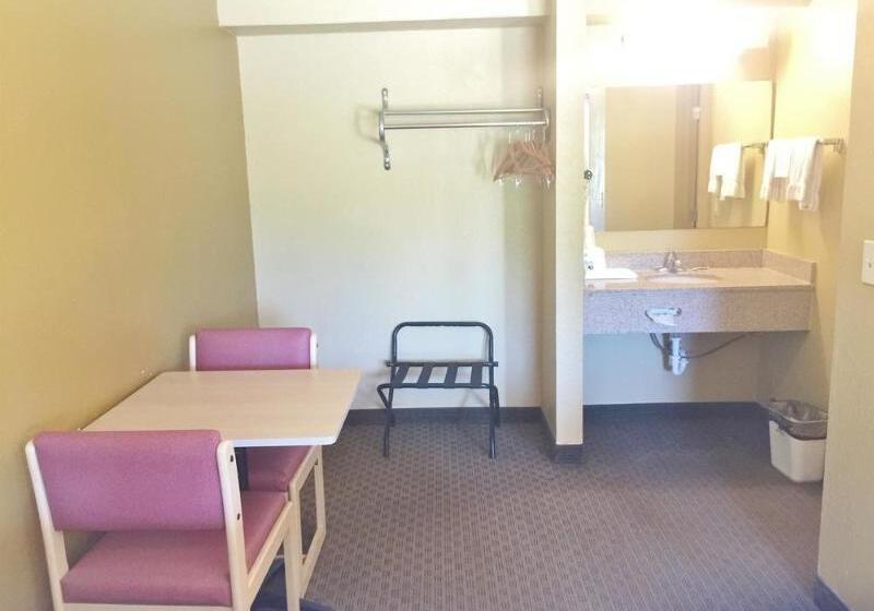 فندق Econo Lodge Inn & Suites