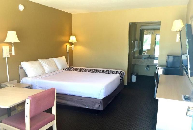 فندق Econo Lodge Inn & Suites