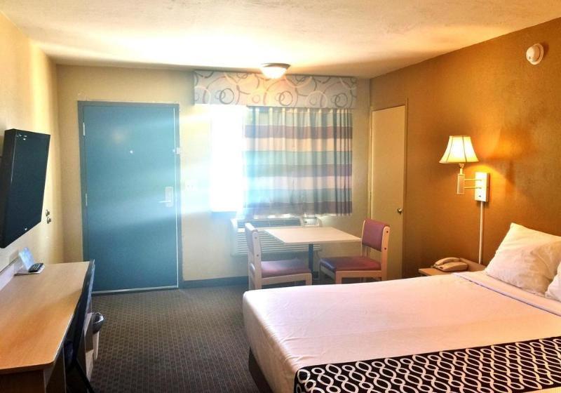 فندق Econo Lodge Inn & Suites