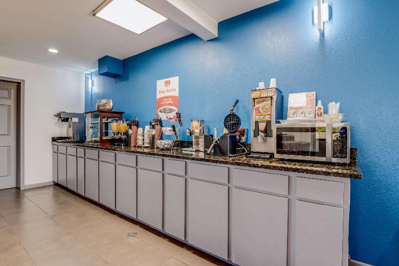 فندق Econo Lodge Inn & Suites