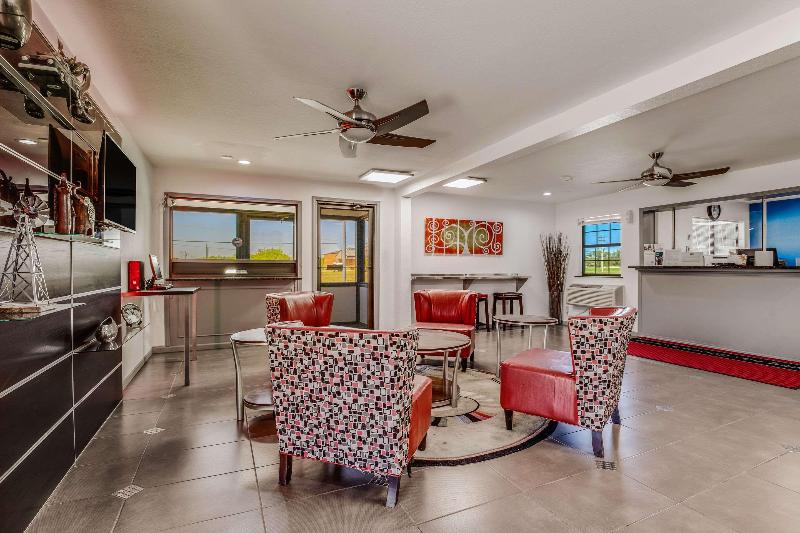 فندق Econo Lodge Inn & Suites