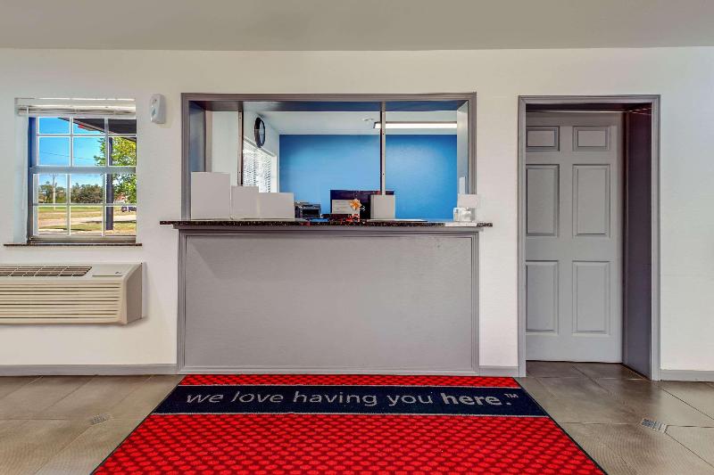 فندق Econo Lodge Inn & Suites