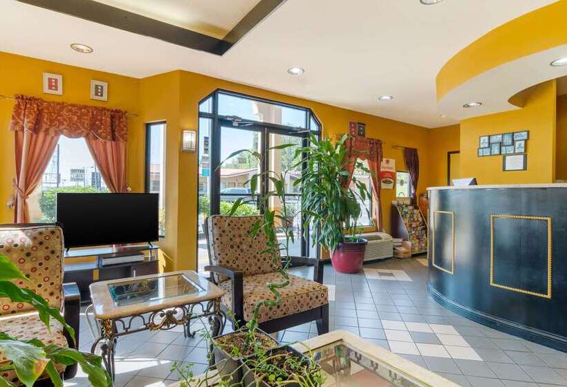 فندق Econo Lodge Inn & Suites