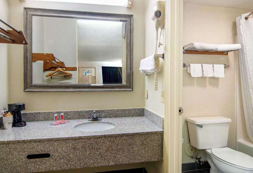 فندق Econo Lodge Inn & Suites