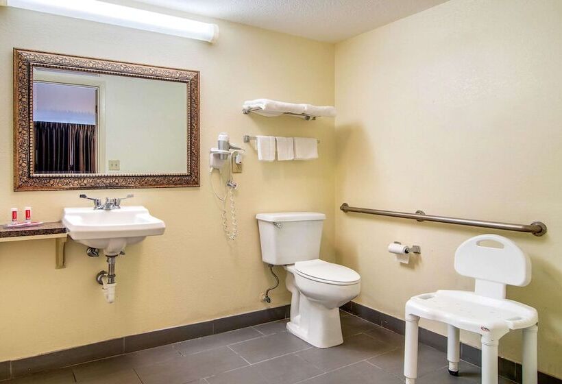 فندق Econo Lodge Inn & Suites