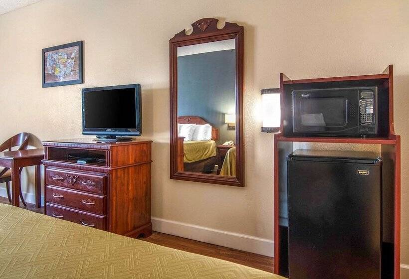 فندق Econo Lodge Inn & Suites