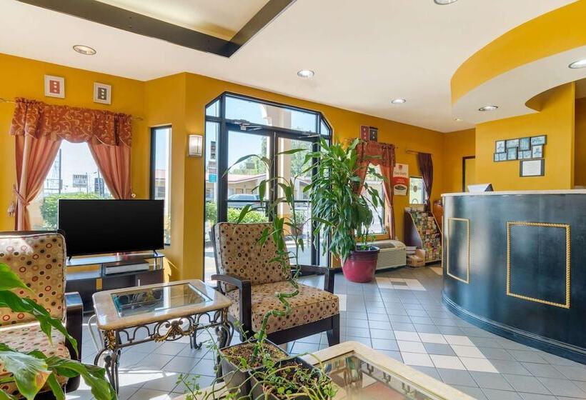 فندق Econo Lodge Inn & Suites