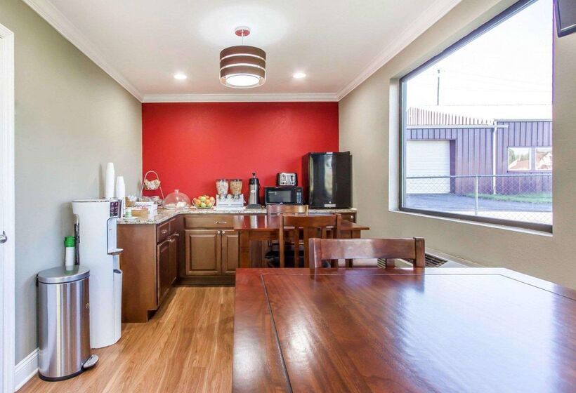 בית מלון כפרי Econo Lodge Lanett