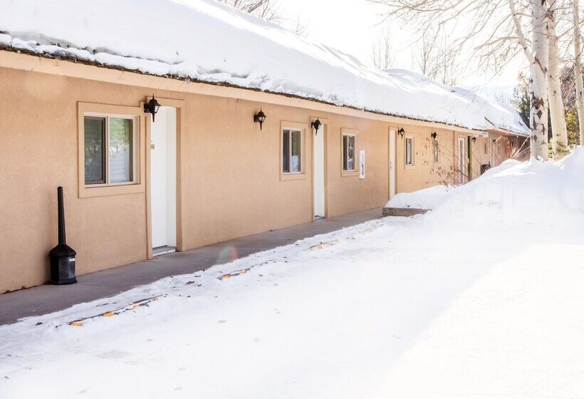 ホテル Flying Saddle Resort And Steak House