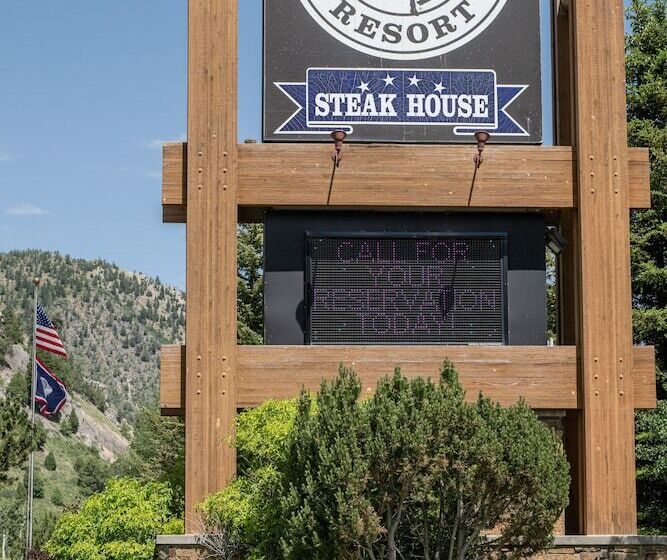 فندق Flying Saddle Resort And Steak House