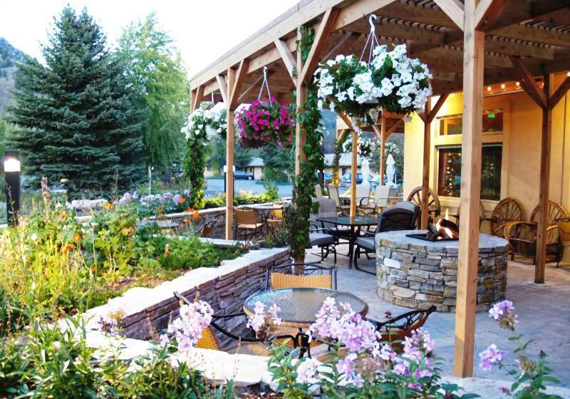 ホテル Flying Saddle Resort And Steak House