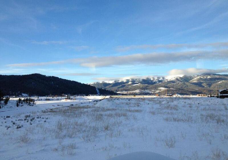 ホテル Flying Saddle Resort And Steak House