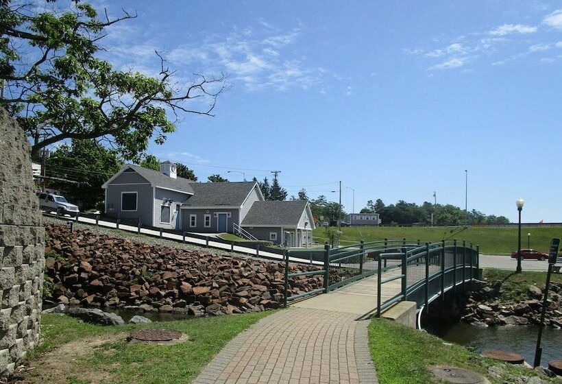 فندق Fort Knox Inn