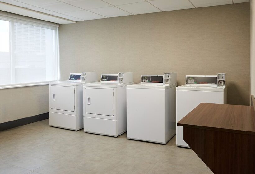 فندق Four Points By Sheraton Windsor Downtown