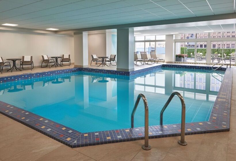 هتل Four Points By Sheraton Windsor Downtown