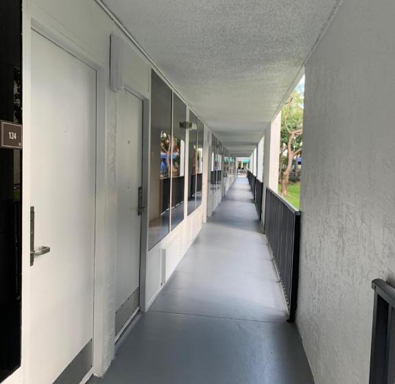 Отель Hotolos Hollywood