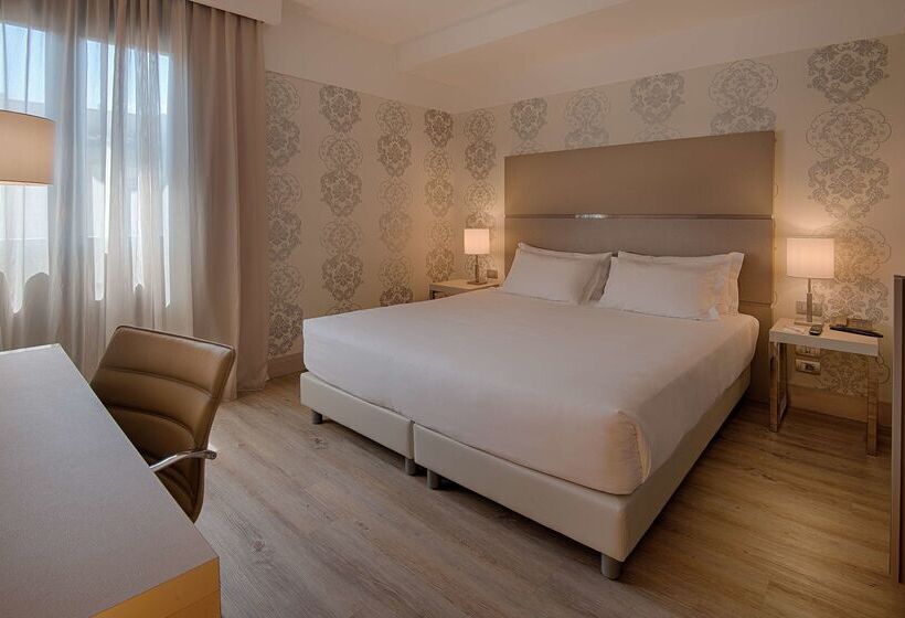 هتل NH Firenze